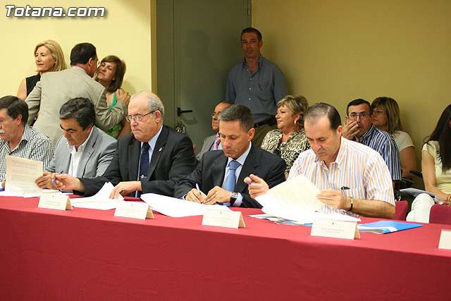 El alcalde de Totana y el consejero de Poltica Social suscriben un convenio por 114.847 euros - 14