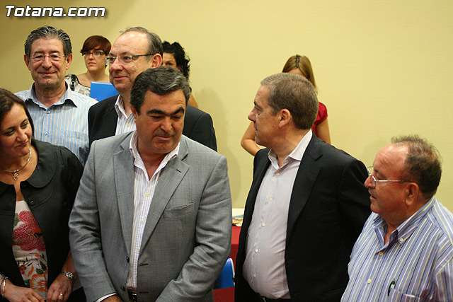 El alcalde de Totana y el consejero de Poltica Social suscriben un convenio por 114.847 euros - 21