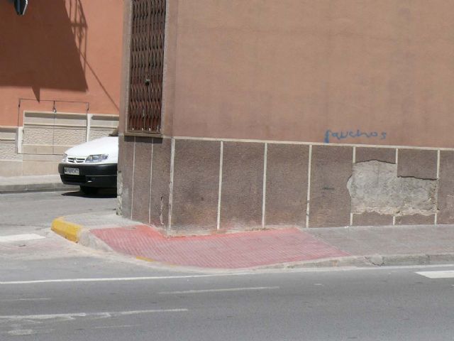 La concejalía de Servicios instala una valla en los juegos infantiles de Ronda Poniente - 1, Foto 1