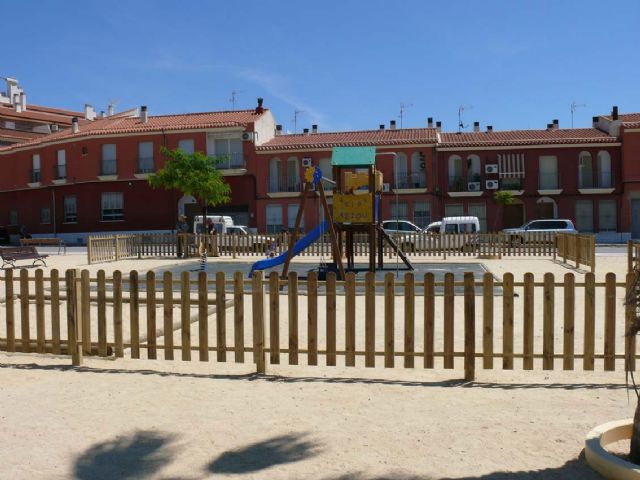 La concejalía de Servicios instala una valla en los juegos infantiles de Ronda Poniente - 3, Foto 3
