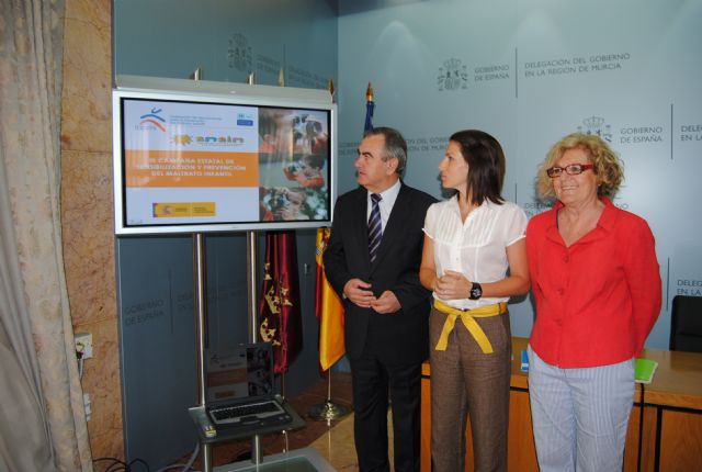 El delegado del Gobierno presenta junto a AMAIN la III Campaña de sensibilización y Prevención del Maltrato Infantil - 1, Foto 1