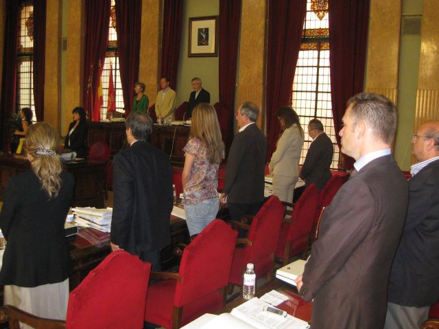 El Pleno guarda un minuto de silencio por los fallecidos arrollados por un tren en Castelldefels - 1, Foto 1