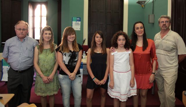 La concejal de Cultura entrega los premios del VII Certamen Escolar de Caligramas - 1, Foto 1