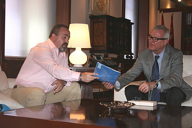 El presidente de la Comunidad, Ramón Luis Valcárcel, recibe al presidente de la Asociación de Víctimas del Terrorismo (AVT) en Murcia - 2, Foto 2