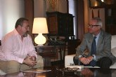 El presidente de la Comunidad, Ramn Luis Valcrcel, recibe al presidente de la Asociacin de Vctimas del Terrorismo (AVT) en Murcia