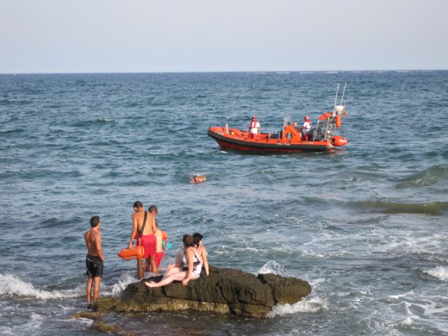 El viento de levante presente durante la jornada del domingo obliga a multiplicar sus esfuerzos a los Socorristas Acuáticos de Cruz Roja - 1, Foto 1