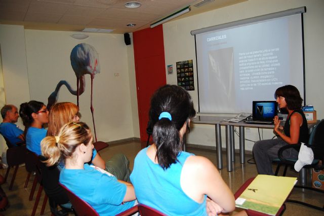 Un grupo de voluntarios limpia la playa de la Hita y conoce ms sobre los espacios naturales del Mar Menor - 1