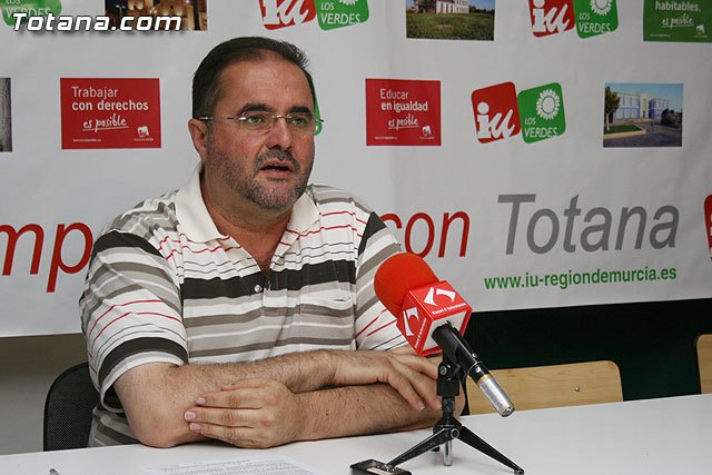IU exige a Valcárcel que adopte medidas ante el bochornoso espectáculo ofrecido en el Salón de Plenos el pasado jueves por 2 de sus concejales, Foto 1