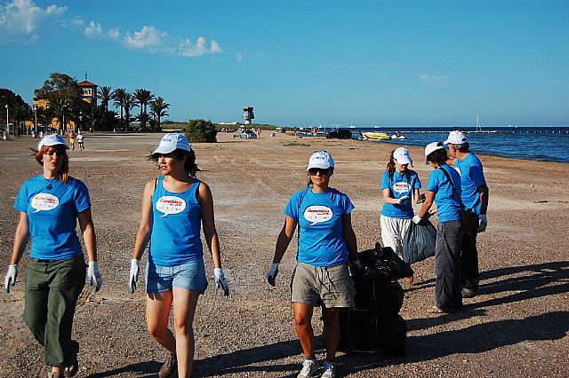 Un grupo de voluntarios limpia la playa de la Hita y conoce más sobre los espacios naturales del Mar Menor - 1, Foto 1