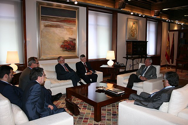 El jefe del Ejecutivo murciano recibe al presidente de la Federación Regional de Organizaciones Empresarial es de Transporte de Murcia - 1, Foto 1