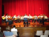 Un total de 30 alumnos del taller de guitarra de la Universidad Popular ofrecen una audición musical