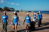 Un grupo de voluntarios limpia la playa de la Hita y conoce más sobre los espacios naturales del Mar Menor