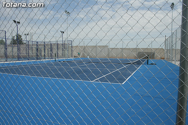 Los vecinos de El Paretn-Cantareros disfrutarn en breve de dos pistas deportivas, una de tenis y otra de pdel - 1