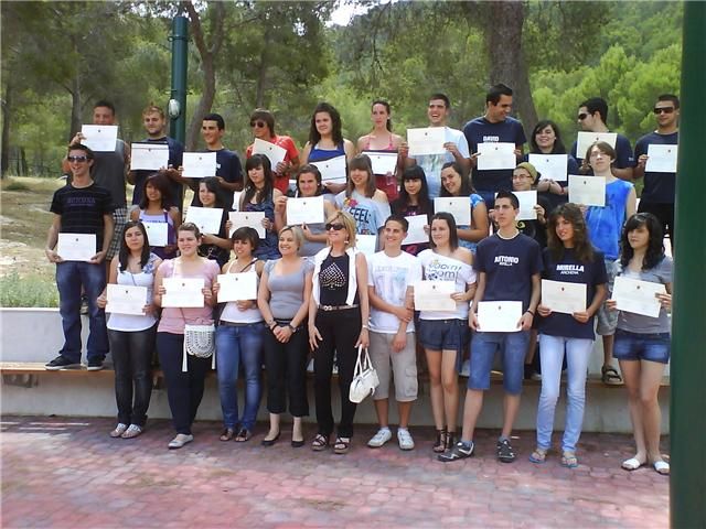 La directora del Instituto de la Juventud de Murcia entrega a los corresponsales juveniles de Totana de los centros de educación Secundaria un diploma, Foto 1