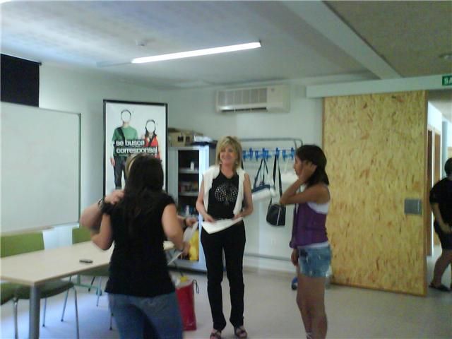 La directora del Instituto de la Juventud de Murcia entrega a los corresponsales juveniles de Totana de los centros de educación Secundaria un diploma, Foto 3