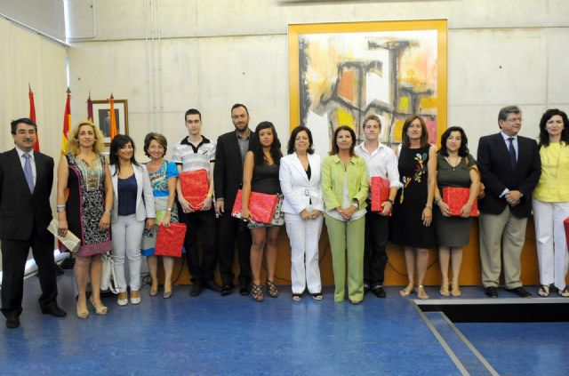 Tres alumnos representarán a la Facultad de Economía en la Olimpiada nacional de esta disciplina, Foto 1