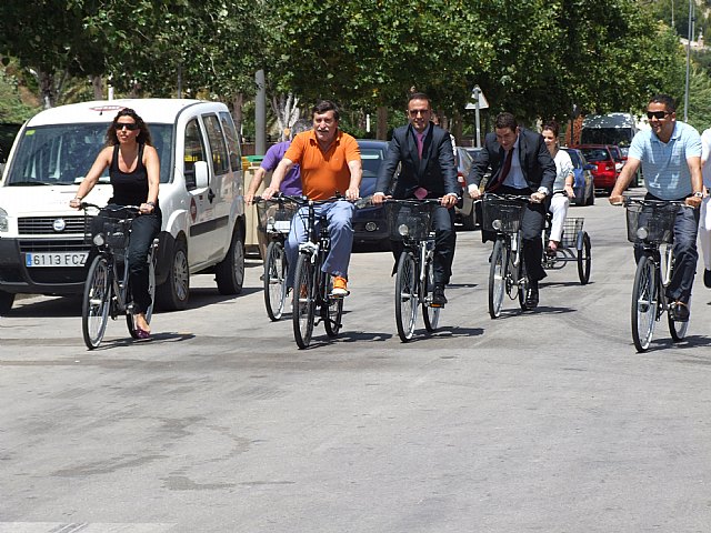 La Comunidad pone en marcha un servicio público y gratuito de préstamo de bicicletas en el municipio de Blanca - 1, Foto 1