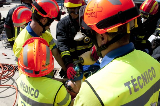 Bomberos y 061 se unen para actualizar sus conocimientos en accidentes de tráfico - 2, Foto 2