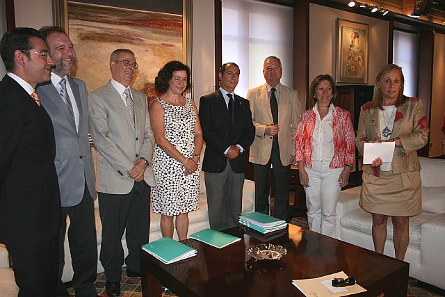 El jefe del Ejecutivo murciano, Ramón Luis Valcárcel, recibe al presidente del Colegio de Médicos, Rodolfo Castillo - 1, Foto 1