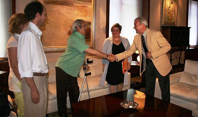El presidente de la Comunidad recibe a los representantes de Famdif-Cocemfe - 1, Foto 1