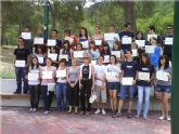 La directora del Instituto de la Juventud de Murcia entrega a los corresponsales juveniles de Totana de los centros de educación Secundaria un diploma