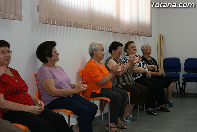 Los usuarios del Centro de Personas Mayores de El Paretn-Cantareros reciben los diplomas del curso de gimnasia para la salud - 9