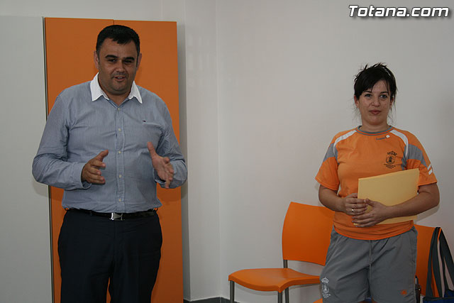 Los usuarios del Centro de Personas Mayores de El Paretn-Cantareros reciben los diplomas del curso de gimnasia para la salud - 10