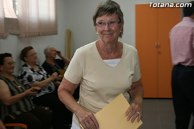 Los usuarios del Centro de Personas Mayores de El Paretn-Cantareros reciben los diplomas del curso de gimnasia para la salud - 13