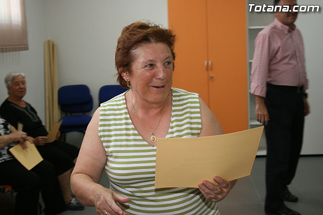 Los usuarios del Centro de Personas Mayores de El Paretn-Cantareros reciben los diplomas del curso de gimnasia para la salud - 24