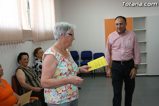 Los usuarios del Centro de Personas Mayores de El Paretn-Cantareros reciben los diplomas del curso de gimnasia para la salud - 26