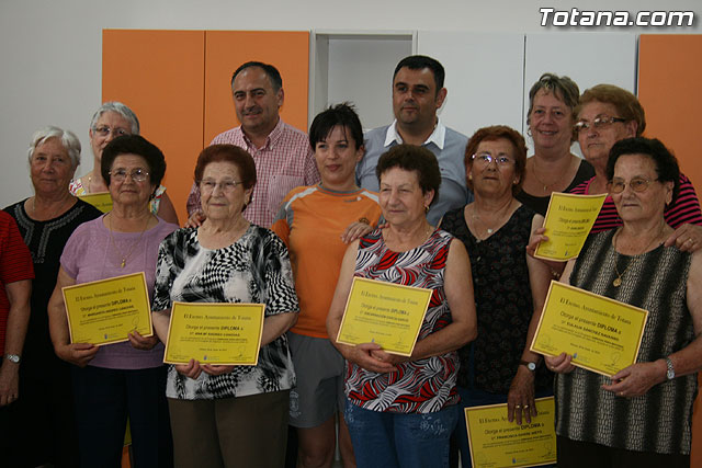 Los usuarios del Centro de Personas Mayores de El Paretn-Cantareros reciben los diplomas del curso de gimnasia para la salud - 30
