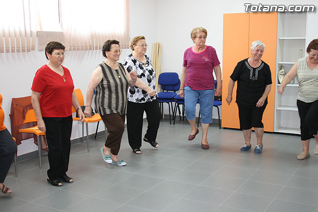 Los usuarios del Centro de Personas Mayores de El Paretn-Cantareros reciben los diplomas del curso de gimnasia para la salud - 31