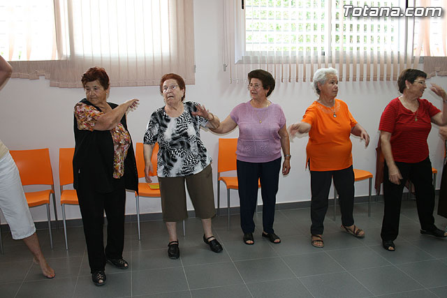 Los usuarios del Centro de Personas Mayores de El Paretn-Cantareros reciben los diplomas del curso de gimnasia para la salud - 32