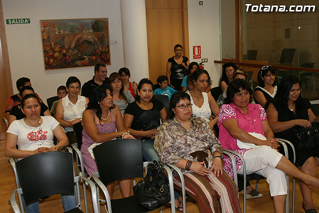 Ms de 70 mujeres reciben sus diplomas por particpar en los cursos y talleres formativos - 2