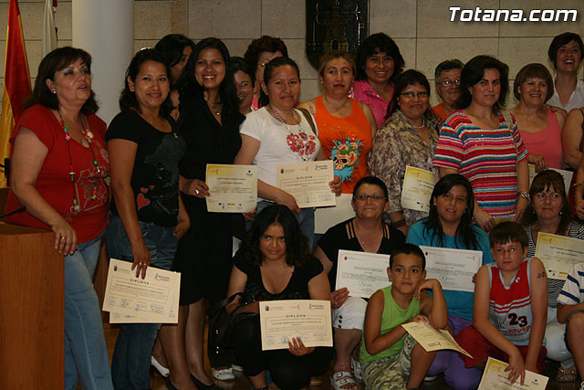 Ms de 70 mujeres reciben sus diplomas por particpar en los cursos y talleres formativos - 37