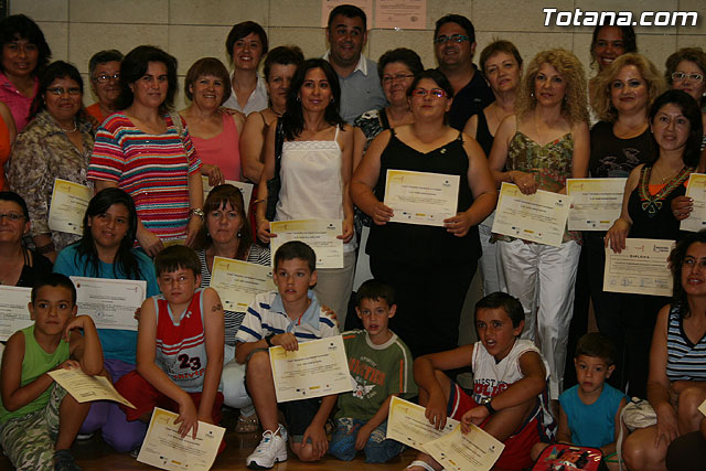 Ms de 70 mujeres reciben sus diplomas por particpar en los cursos y talleres formativos - 38