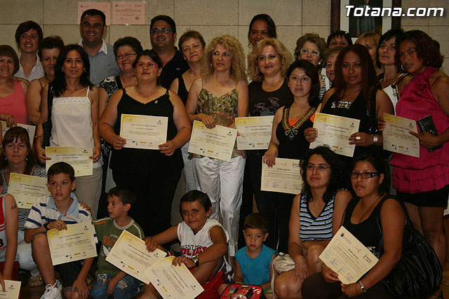 Ms de 70 mujeres reciben sus diplomas por particpar en los cursos y talleres formativos - 39