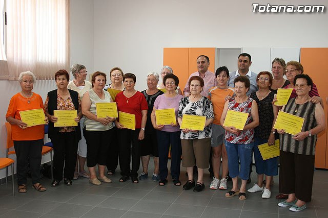 Users of the Senior Center-The Cantareros Paretn receive diplomas during health fitness, Foto 1