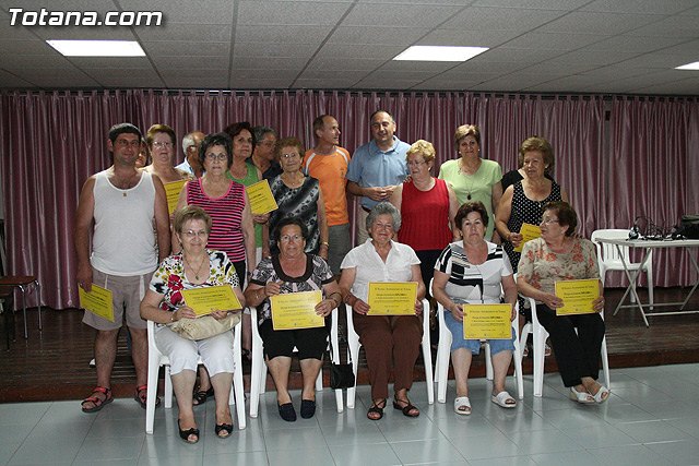 Los usuarios del centro de personas de Totana que han participado en el programa de gimnasia para la salud reciben sus diplomas, Foto 1