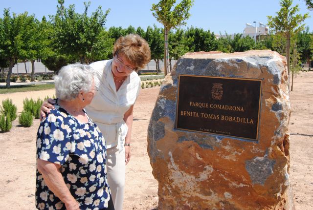 El ayuntamiento dedica un parque a la Comadrona Benita Tomás que junto a la Alcaldesa descubrió la placa con su nombre - 1, Foto 1