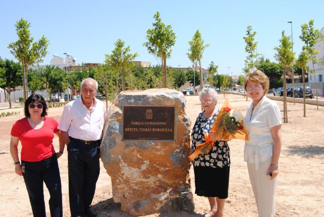 El ayuntamiento dedica un parque a la Comadrona Benita Tomás que junto a la Alcaldesa descubrió la placa con su nombre - 2, Foto 2