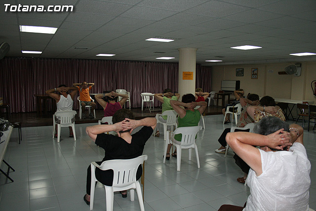 Los usuarios del centro de personas de Totana que han participado en el programa de gimnasia para la salud reciben sus diplomas - 2