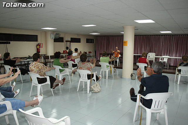 Los usuarios del centro de personas de Totana que han participado en el programa de gimnasia para la salud reciben sus diplomas - 3