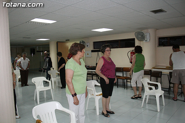 Los usuarios del centro de personas de Totana que han participado en el programa de gimnasia para la salud reciben sus diplomas - 9