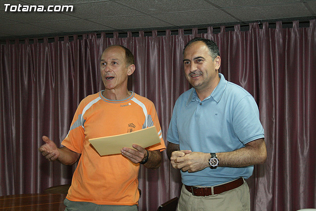Los usuarios del centro de personas de Totana que han participado en el programa de gimnasia para la salud reciben sus diplomas - 11