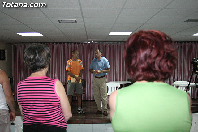 Los usuarios del centro de personas de Totana que han participado en el programa de gimnasia para la salud reciben sus diplomas - 13
