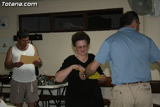 Los usuarios del centro de personas de Totana que han participado en el programa de gimnasia para la salud reciben sus diplomas - 23