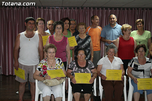 Los usuarios del centro de personas de Totana que han participado en el programa de gimnasia para la salud reciben sus diplomas - 32