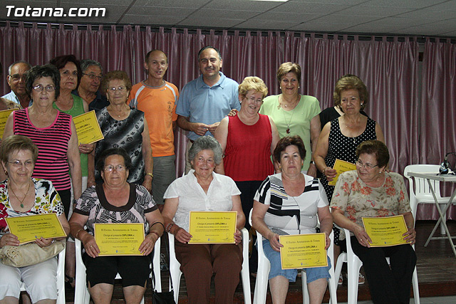 Los usuarios del centro de personas de Totana que han participado en el programa de gimnasia para la salud reciben sus diplomas - 33