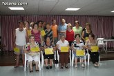 Los usuarios del centro de personas de Totana que han participado en el programa de gimnasia para la salud reciben sus diplomas